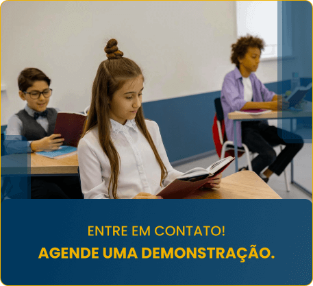 imagem de estudantes com botão de contato